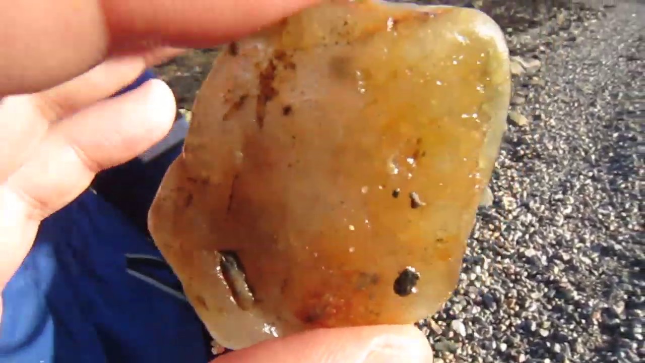 الشواطيئ التي تتواجد بها احجار العقيق والاحجار الكريمة ، نزهة على شاطيئ غني بالحجارة الجميلة