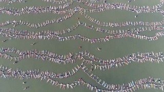 Nearly 2,000 people joined hands in a salt lake in Argentina on Monday, setting a new Guinness world record for the most people floating while connected to each other. 

Experts from the Guinness Book