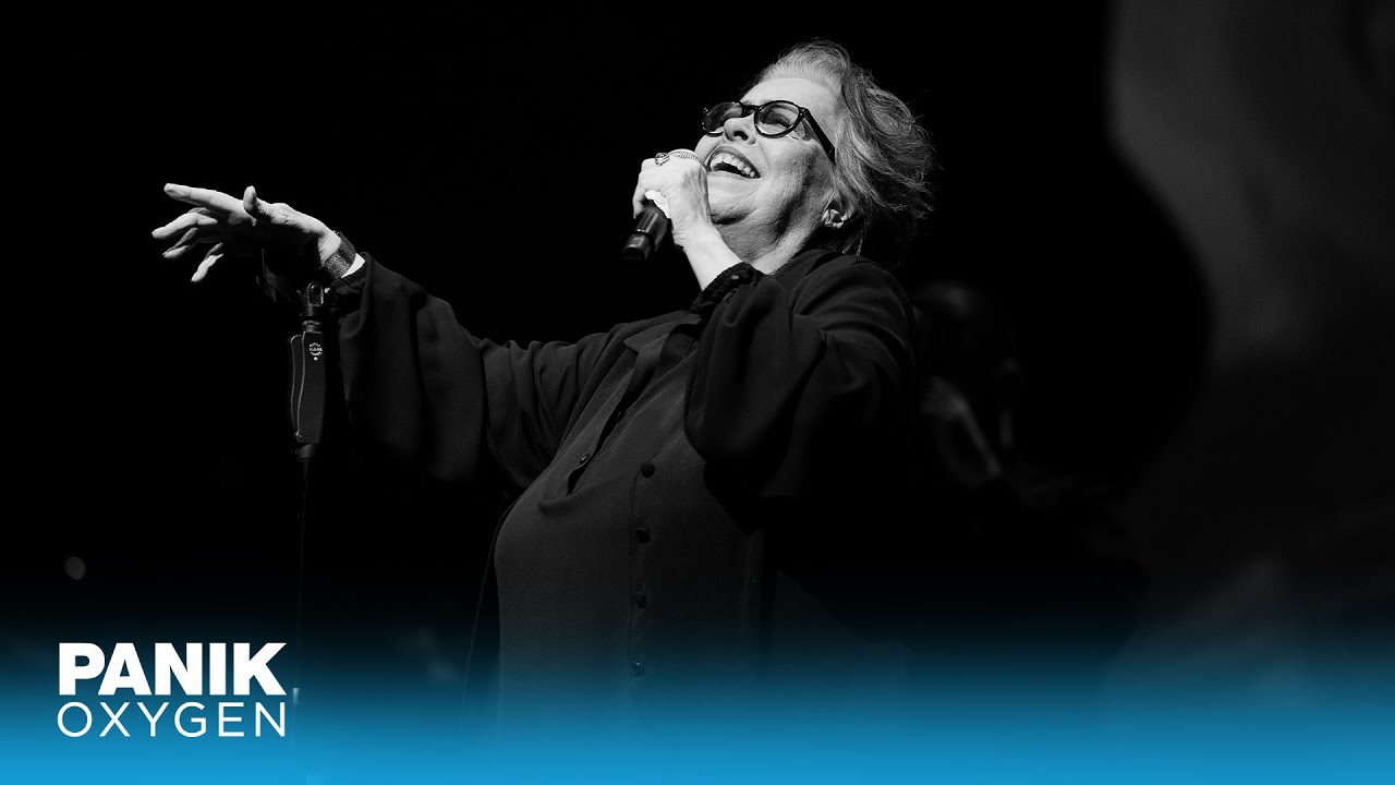 Δήμητρα Γαλάνη - Τα Χάρτινα (Live) - Official Music Video