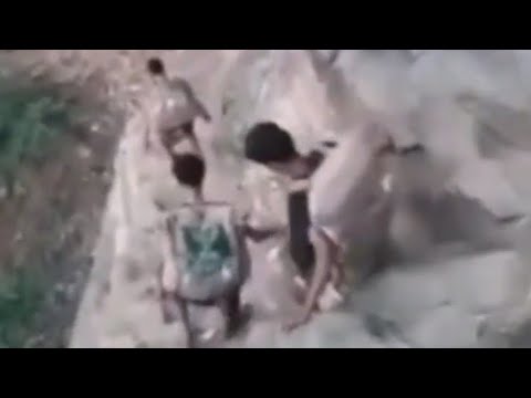 شاهد عتالين القات مهربين من خط ال ثابت ل عثوان يمرون من طريق الحبل شوف المعانات نهايتها مع الافواج