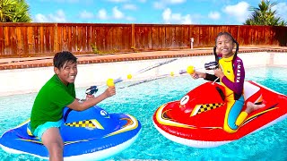 Wendy & Michael Jugando con Juguetes Inflabes Gigantes en la  piscina | Cuentos Para Niños