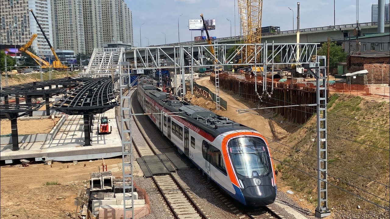 Иволга 4.0 летит на фоне Москвы Сити - YouTube