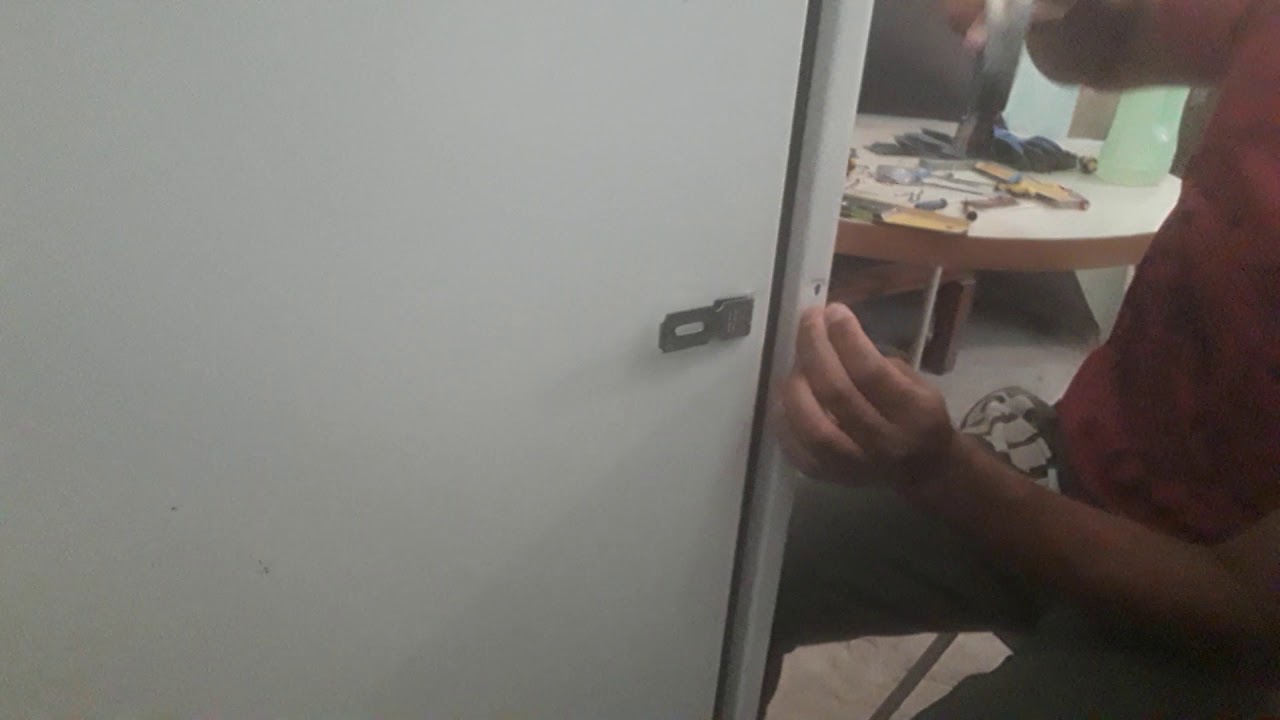 trinco na porta do refrigerador - instalado com rebite - faça vc mesmo -  YouTube