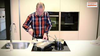 Tong in de Neff FullSteam combi oven-/stoomoven