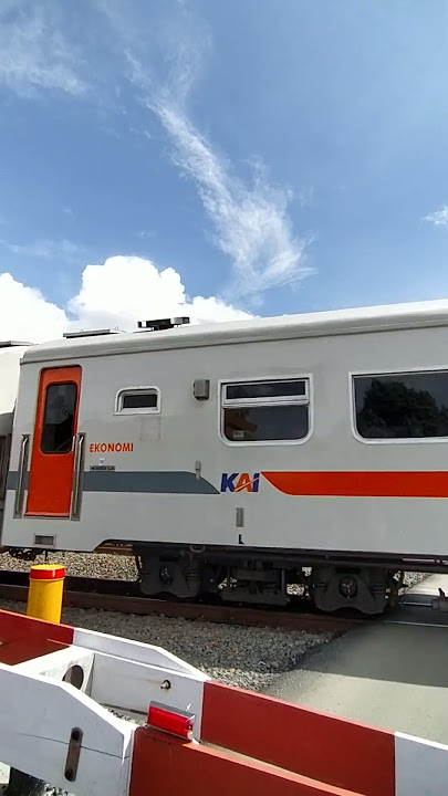Ka Pasundan lepas st gombong menuju Kiaracondong #keretaapi #kai #pasundan #kapasundan #railfans