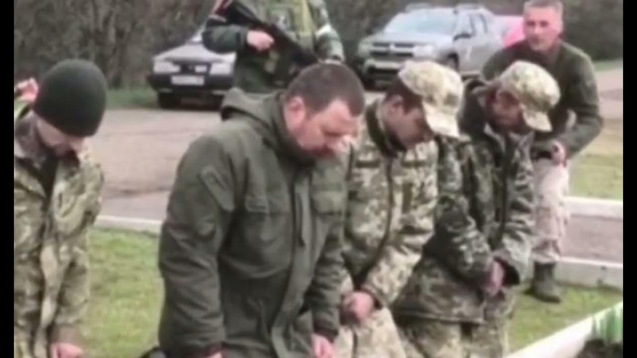 Хохлы взяли в плен. Поенные российские военные. Пленные украинские военные. Пленные ВСУ на коленях.