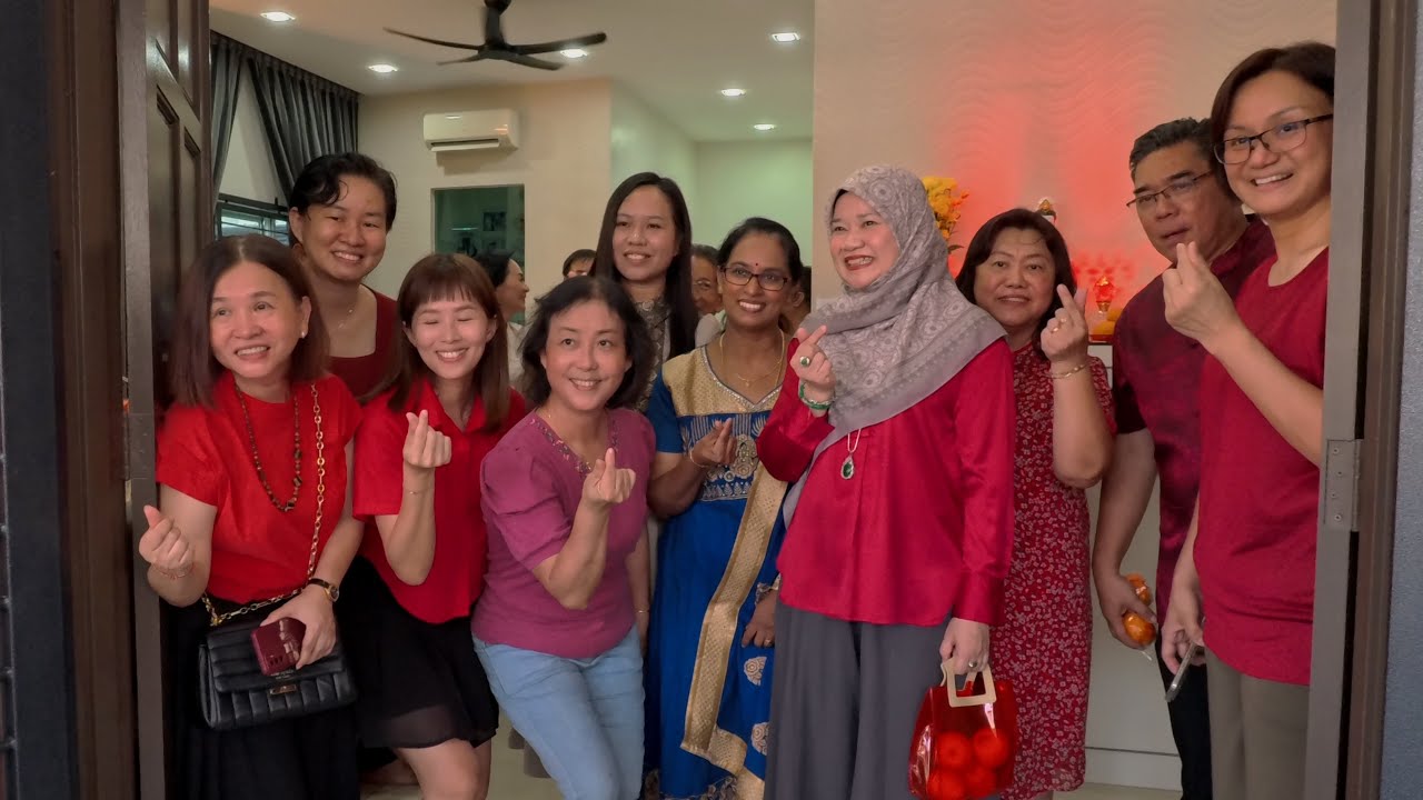 教育部长法丽娜到教师家 向文明学校教师拜年