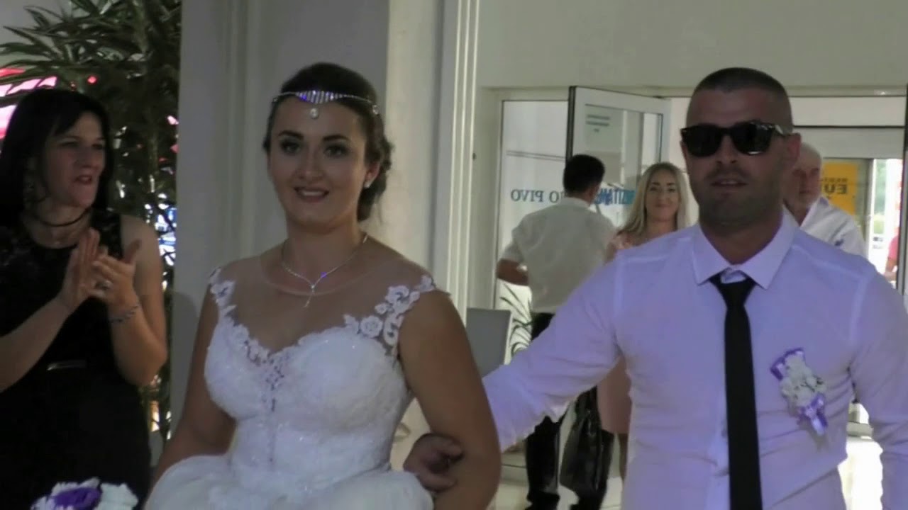 Polazak svatova ispred kuce Atifa Mustafića  Špionica