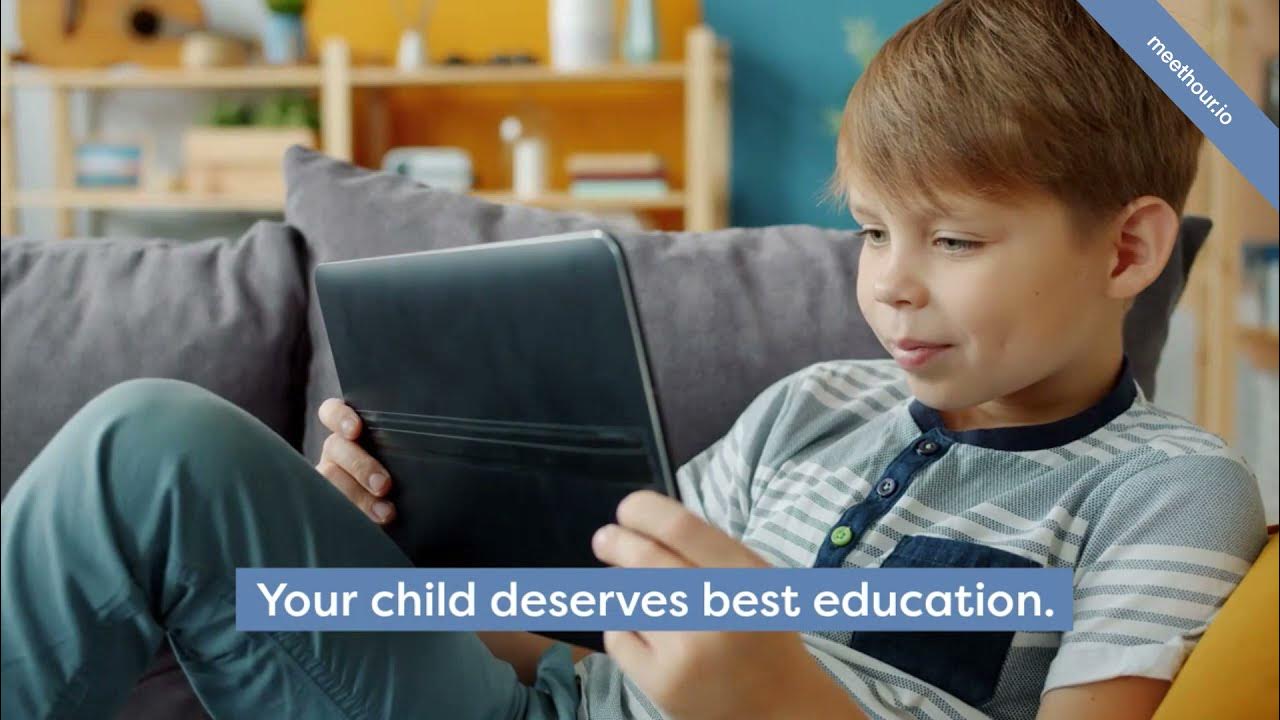 Мальчик в фас смотрит на планшет. Meet in 1 hours. Деловая встреча в кафе. Meet in 1 hours. Meet in 1 hours.