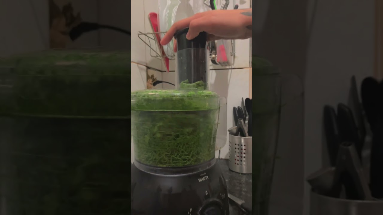 Cortando couve muito rápido e fácil com multiprocessador Walita 