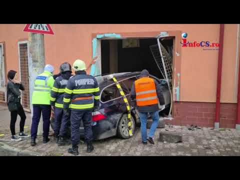 O tânără de 24 de ani, a intrat cu mașina pe ușa unui magazin din Caransebeș