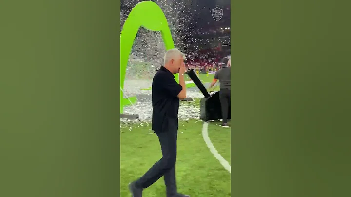 JOSE MOURINHO CRY AFTER BRINGING AS ROMA WIN THE EUROPA CONFERENCE LEAGUE 2022 #shorts #asroma2022