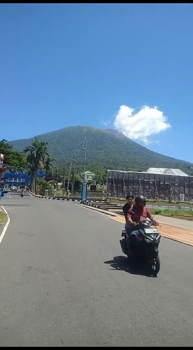 Pemandangan gunung Gamalama di siang hari di Kota Ternate