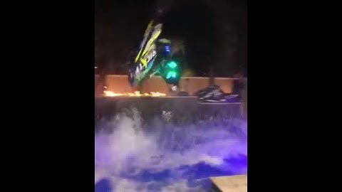 Guy does an insane backflip on a jetski in a mini pool - 1035096