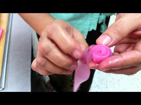 วีดีโอ: วิธีทำดอกกุหลาบจากขนม