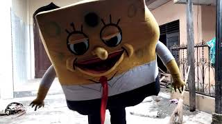 Badut mampang Spongebob menakuti orang yg lewat