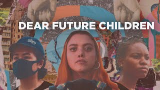 Dear Future Children | Offizieller Trailer | Jetzt auf Netflix
DEAR FUTURE CHILDREN ist ein Dokumentarfilm von jungen Filmschaffenden über jungen Aktivismus. Der via Crowdfunding finanzierte Film begleitet drei junge Aktivistinnen auf drei verschiedenen Kontinenten und erforscht Hoffnungen, Risiken und Motivationen von modernem Aktivismus.
Jetzt ansehen auf #netflixde (Deutschland, Österreich, Schweiz):
https://www.netflix.com/title/81489593
Mehr Infos zu #dearfuturechildren via:
https://dearfuturechildren.com/netflix
Ab dem 14. Oktober 2022 ist DEAR FUTURE CHILDREN auf NETFLIX verfügbar.
PRESSESTIMMEN:
“Politiker und Wähler, Lehrer und Schüler, Eltern und Kinder, überhaupt jeder sollte diese aufrüttelnde Dokumentation sehen.”
— Süddeutsche Zeitung, Katja Sebald
“A refreshing film focused on female activists that removes the machismo and grandstanding standard for protest documentaries, Dear Future Children offers as much contemplation as direct action.”
— Hot Docs, Angie Driscoll
“This dynamic documentary from 22-year-old Franz Böhm is in fact a must-watch for people of all ages.”
— The Guardian, Phuong Le
AUSZEICHNUNGEN:
Deutscher Dokumentarfilmpreis 2022
11 internationale Publikumspreise
62 internationale Festival-Nominierungen
Prädikat Besonders wertvoll
TRIGGERWARNUNG:
Im Film wird es Szenen geben, welche für manche Menschen unangenehm oder verstörend wirken können. Dies beinhaltet unter anderem (Polizei-) Gewalt, Blut, Hassreden und Schimpfworte sowie die Thematisierung von traumatischen Erlebnissen und Suizid.
ALTERSFREIGABE:
Der Film wurde in der Kategorie FSK 12 eingestuft. Die FBW Jugendjury empfiehlt den Film ab einem Alter von 14 Jahren.
DEAR FUTURE CHILDREN ist eine unabhängige Produktion von Nightrunner Productions und Schubert Film. Gefördert wurde das Projekt unter anderem von der Medien- und Filmgesellschaft Baden-Württemberg (MFG), German Films und der Jugendstiftung Baden-Württemberg.
https://dearfuturechildren.com Dear Future Children | Offizieller Trailer | Jetzt auf Netflix