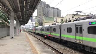 8781次EMU900型新電聯車試運轉往新竹通過+1208次EMU500型IGBT系列改裝車往基隆離開桃園站(4月6日起改為EMU900型行駛)