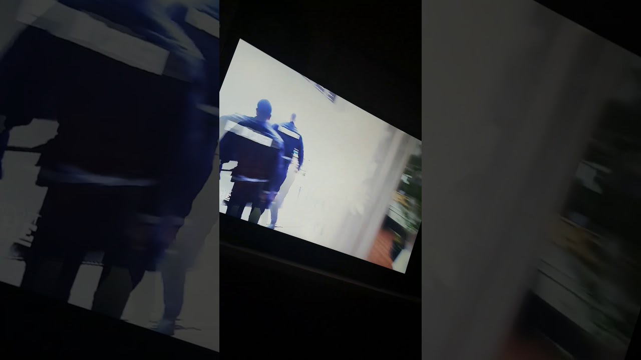 Kickbox-Weltmeister Michael Smolik springt auf einen Mann