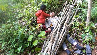 The single mother went to the forest to look for firewood. Having an accident, my daughter helped me