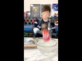 コーラの缶を熱して氷水に入れると...
