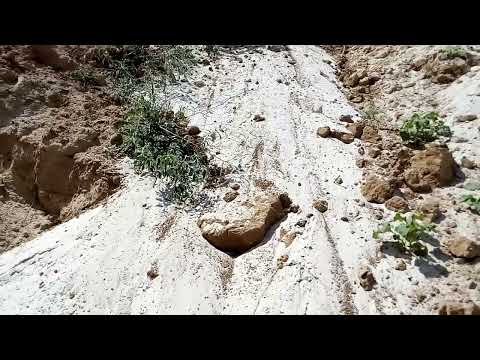 Белый кварцевый песок из жилы в стене каньона Волгоград White quartz sand from a vein of the canyon