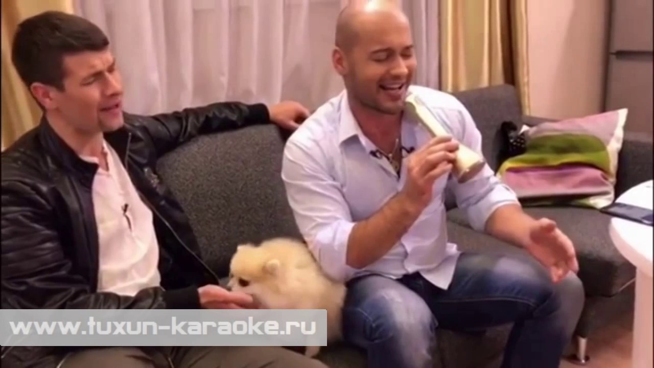 Андрей Черкасов поёт в караоке микрофон с динамиком для смартфона Tuxun K068