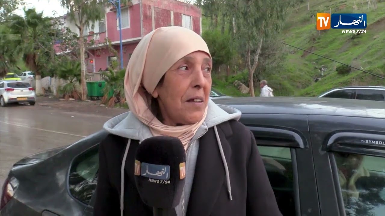 الطارف / مركبات تصطف على طول 3 كلم .. توافد كبير للسياح على المعبر الحدودي العيون