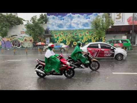 Video Cách mặc áo mưa cánh dơi an toàn khi đi xe máy - youtube