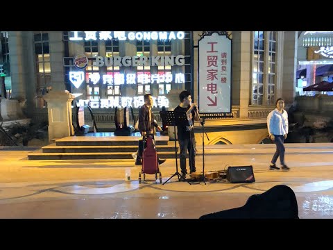 光谷意大利风情街头深情演唱沙宝亮《暗香》