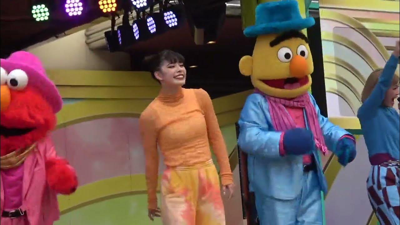 Usj フルバージョン かおりさん エボリューション ダンス ウィズ セサミストリート 22 11 21三回目は女性3人で りゅうきさん ゆめさん かおりさん じんさん ももちかさんが出演 Youtube