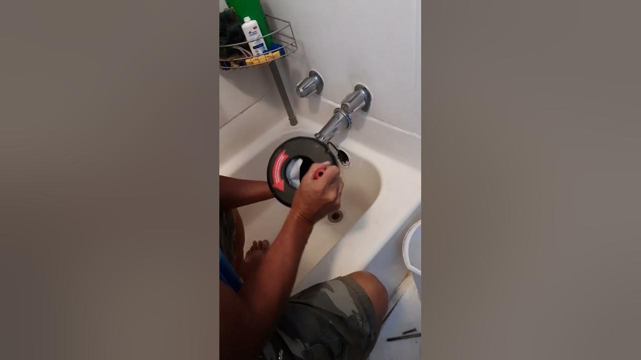 HOW TO DRAIN SNAKE A SLOW DRAINING BATHTUB...DIY! YouTube