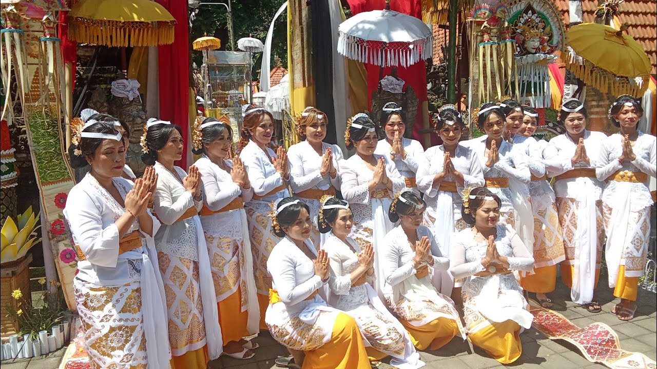 Ibu2 br umadiwang ngayah ngigel rejang Puspa puja#tarirejang #taribali 