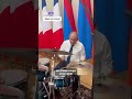 Macron zingt