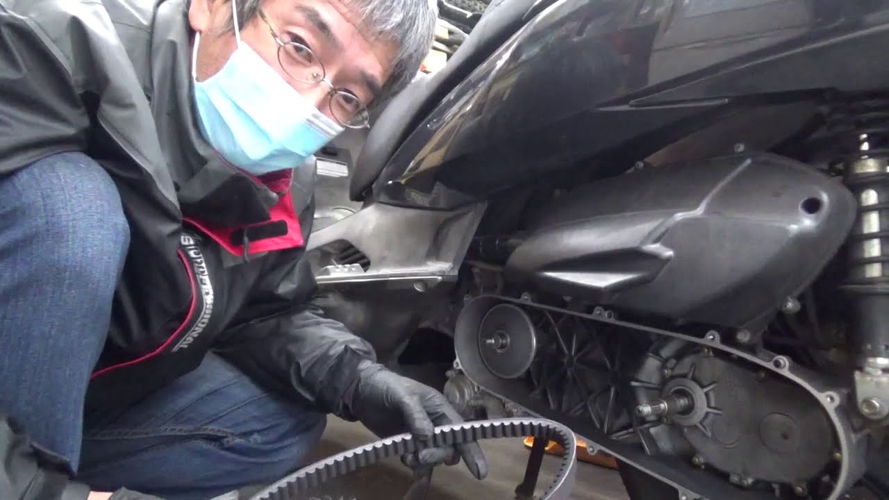 バイク屋の休日 KYMCO ダウンタウン125 駆動系の分解 - YouTube