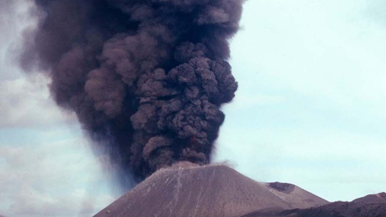 Вулкан Ключевской дважды выбросил пепел на высоту семь километров на Камчатке