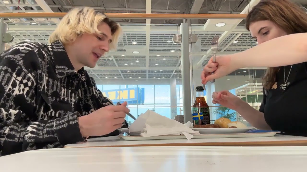 Aiko & xQc tries IKEA's meatballs | 