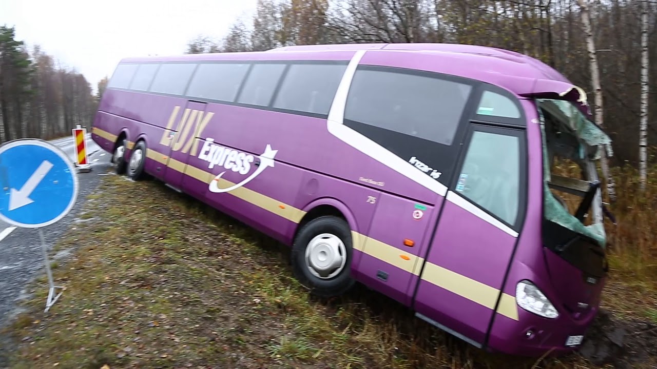 Lux Express buss kraavis