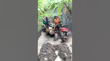 Xe công nông 2 cầu chở gỗ gặp lún