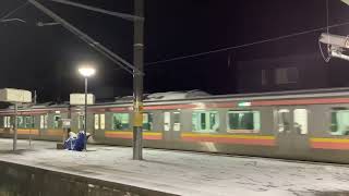 JR東日本　越後線　E129系　新潟行き　薄雪のホームに到着するハムたまごサンド