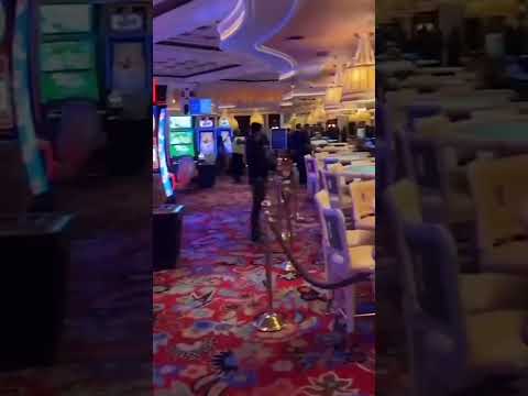 Imagine minding your own business in a Las Vegas casino & an F1 car drives past 😅 (via @mlee211/TT)