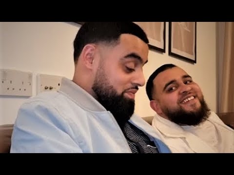 عندما نظر أخوه له بكل فخر بعد كل آية الأخ سند