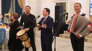 картинка: Ескі әндерді керемет орындады   Үлкендер тыңдайтын әндер