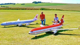 INCREDIBLE !!! 2 HUGE RC AIRLINER A340 \& MD11 SCALE MODEL TURBINE JETS \/ SYNCRO FLIGHT DEMONSTRATION