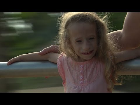 Vidéo: La plus petite fille du monde est un nanisme primordial