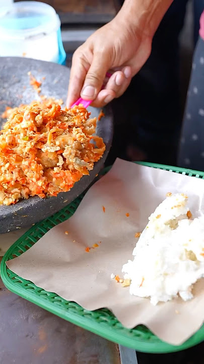 Download lagu This is the first geprek chicken, apparently!