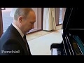 Putin plays katyusha on piano