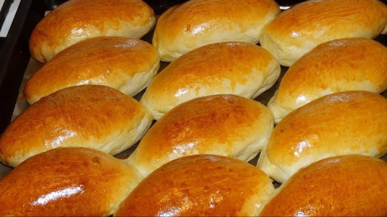 3. Сладкие пирожки со сгущенкой и ягодами