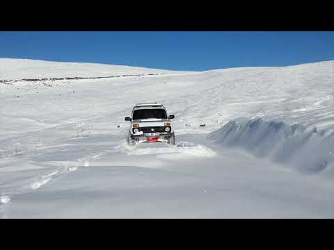 Lada Niva Deep Snow Driving