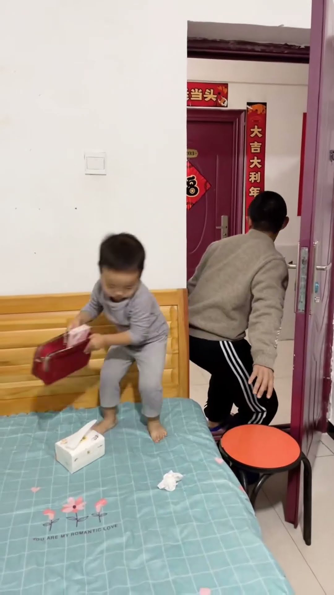 还是米宝眼疾手快，又不就让爸爸把钱拿跑了#Cute baby#Cute#呆萌小米宝#聪明宝宝#萌娃